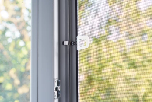Moskitiera na oknie