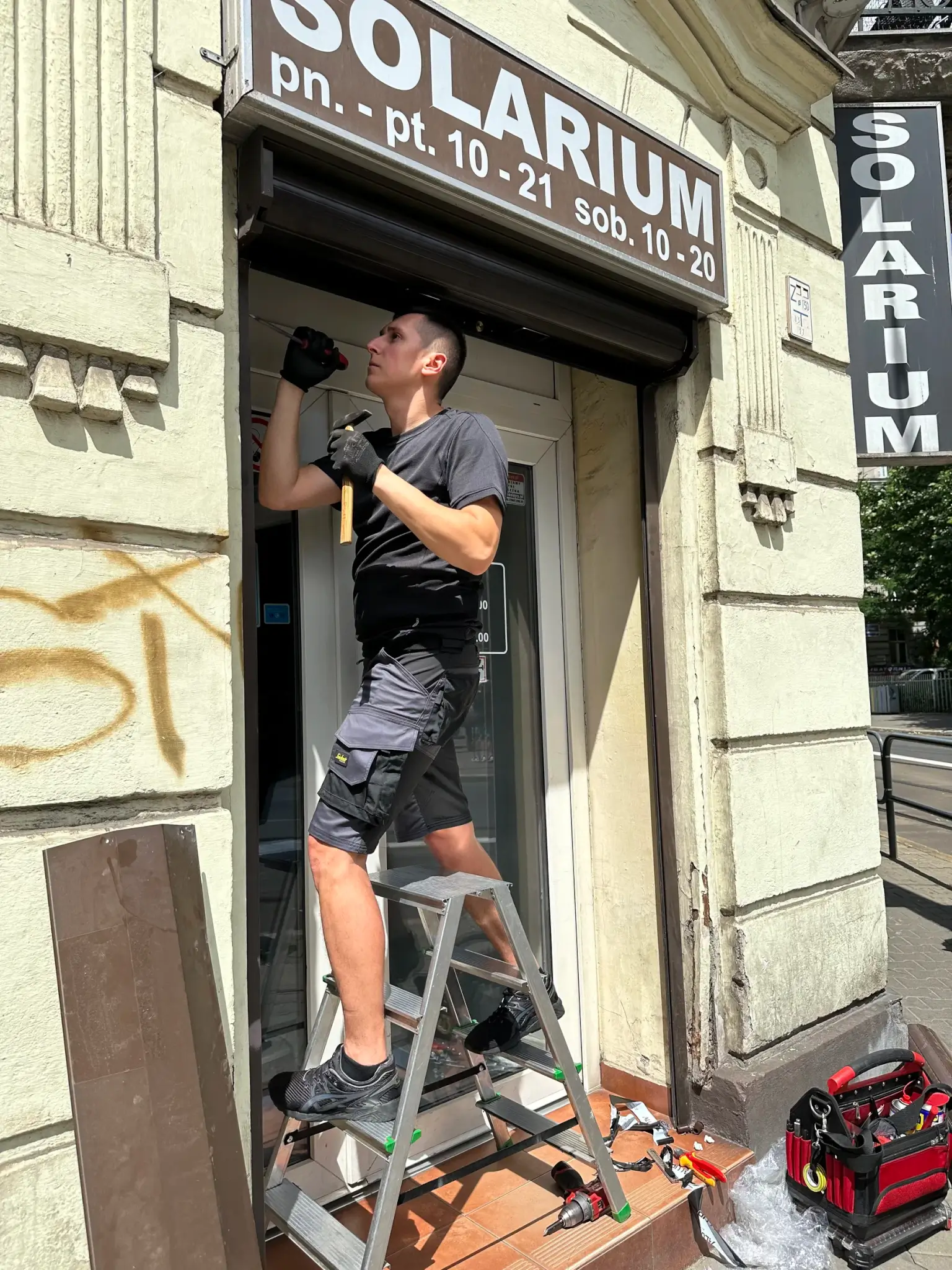 Naprawa rolety zewnętrznej po próbie włamania