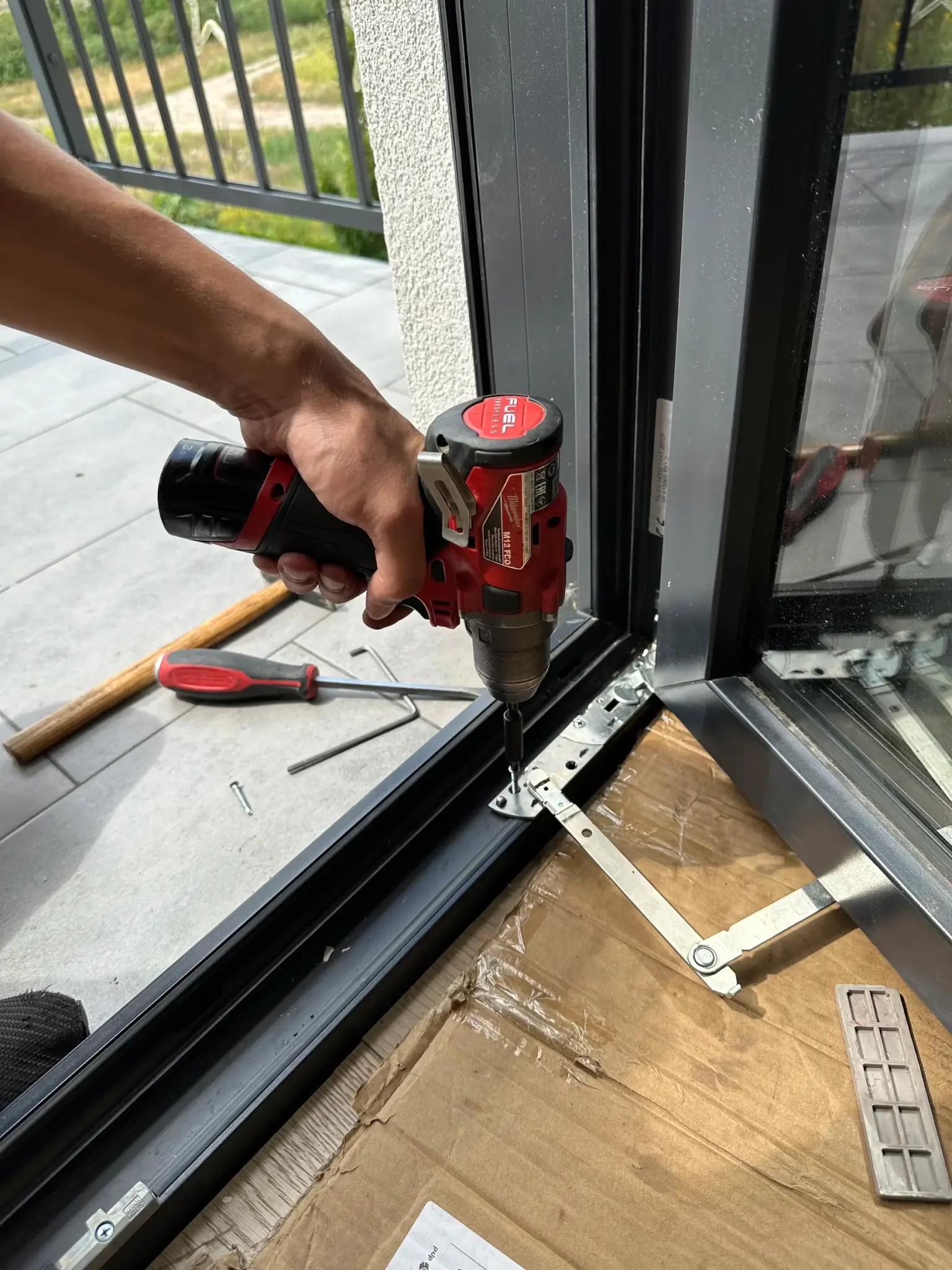 Wymiana dolnego zawiasu d drzwiach balkonowych PCV