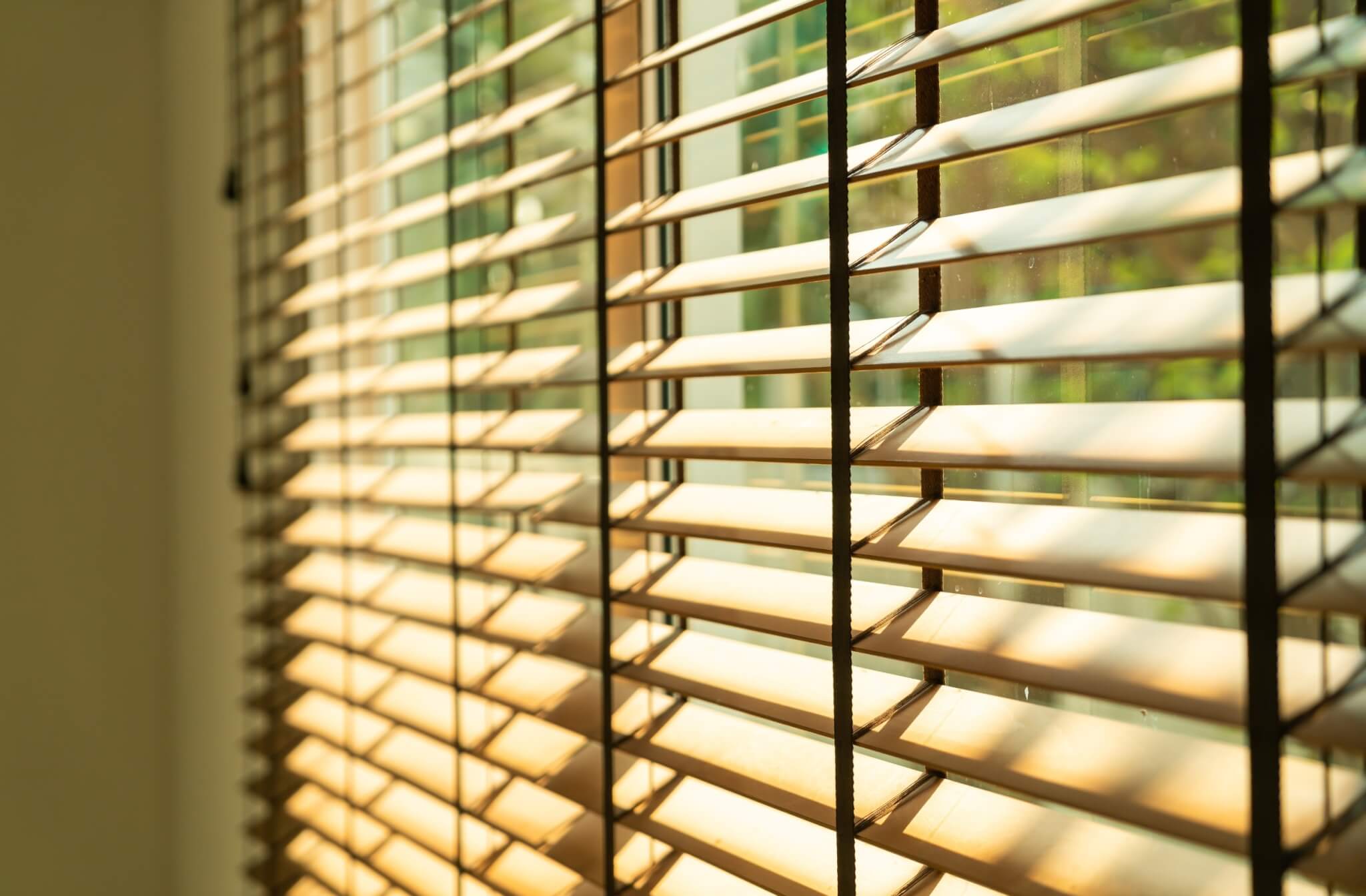 Najczęstsze problemy z żaluzjami drewnianymi