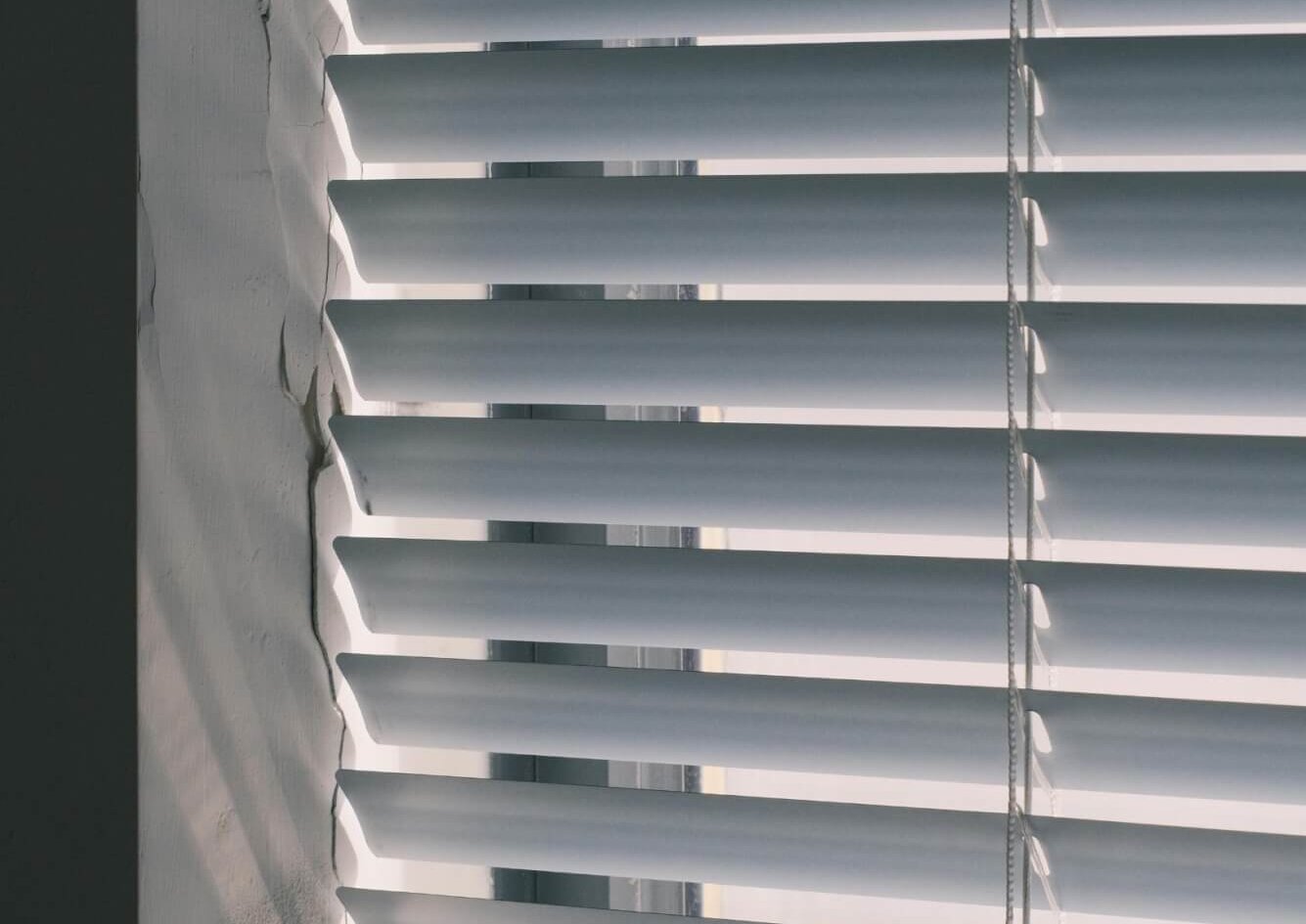 Żaluzje aluminiowe Poznań – Prowadzenie linkowe – stabilność i estetyka