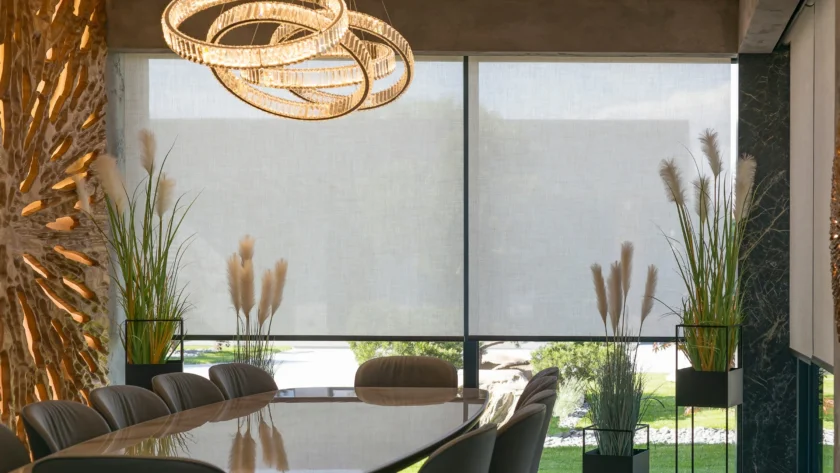 Rodzaje rolet wolnowieszących - ich porównanie.