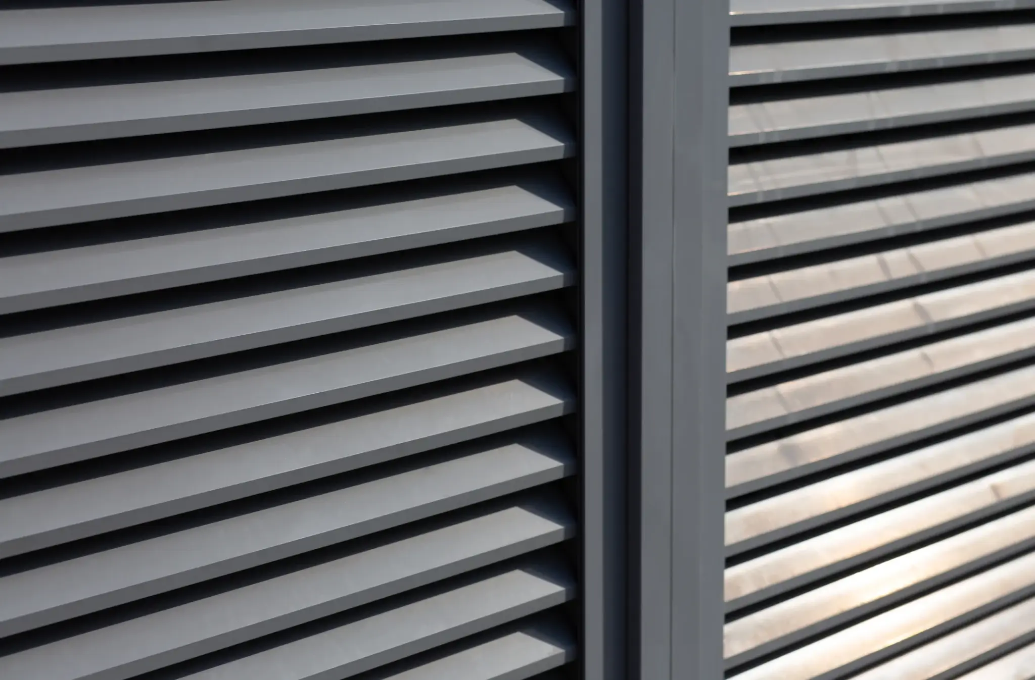 Szczegółowy widok aluminiowych lameli żaluzji fasadowych – trwałe rolety zewnętrzne odporne na warunki atmosferyczne.